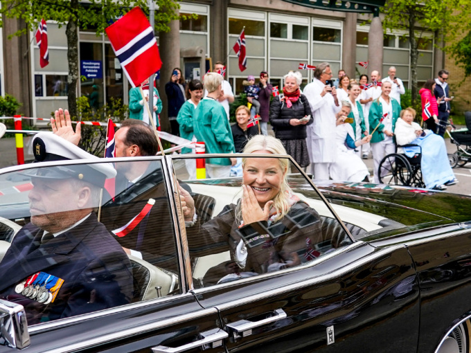 The Crown Prince and Crown Princess in the 1966 Lincoln Continental outside the children’s wing of Oslo University Hospital Ullevål . Photo: Lise Åserud / NTB scanpix.